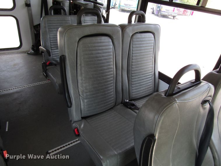 image for item DG8178 2008 Ford E450 shuttle bus