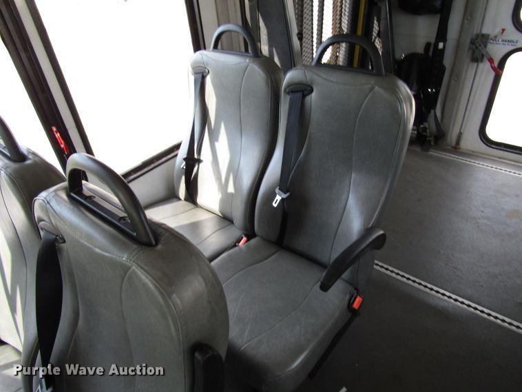 image for item DG8178 2008 Ford E450 shuttle bus