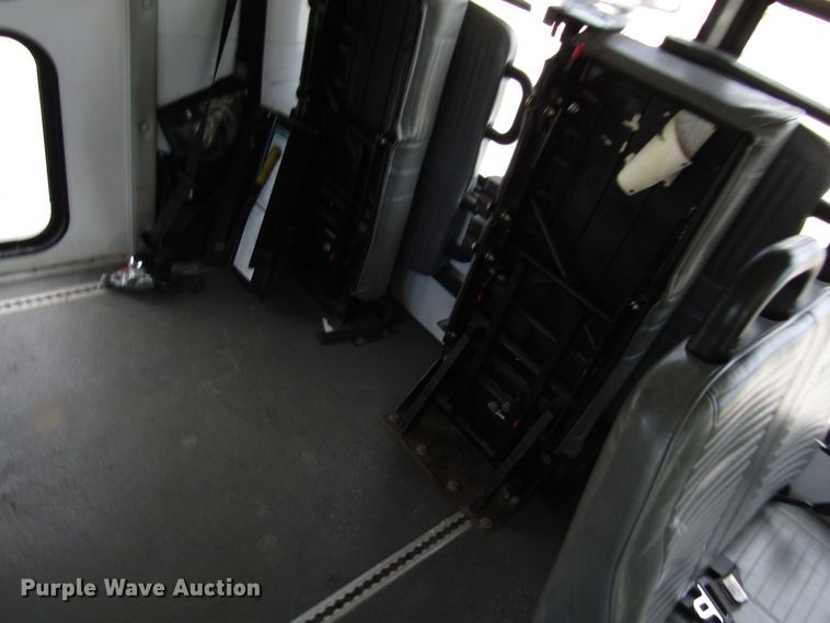 image for item DG8178 2008 Ford E450 shuttle bus