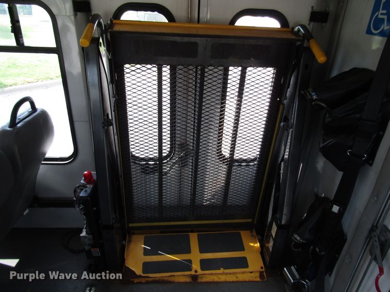 image for item DG8178 2008 Ford E450 shuttle bus