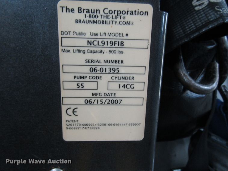 image for item DG8178 2008 Ford E450 shuttle bus