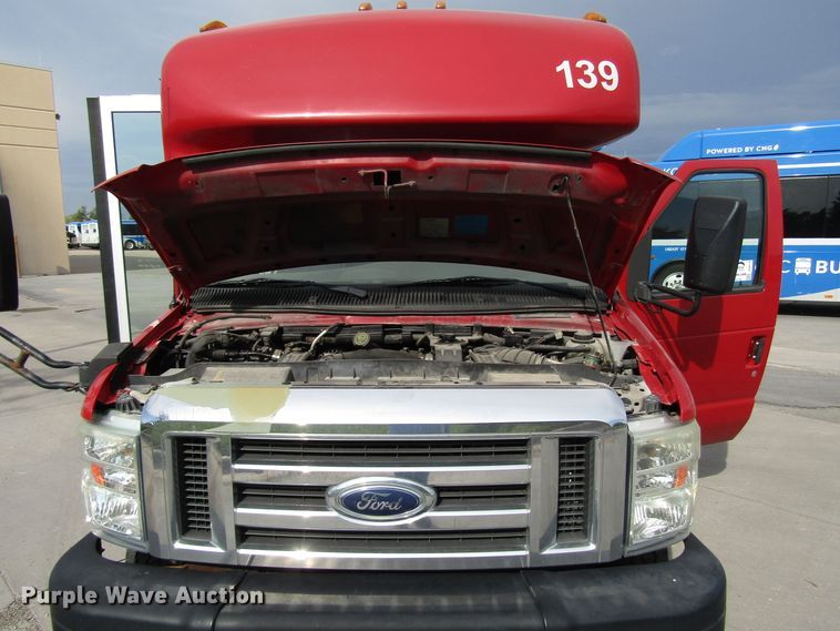 image for item DG8178 2008 Ford E450 shuttle bus