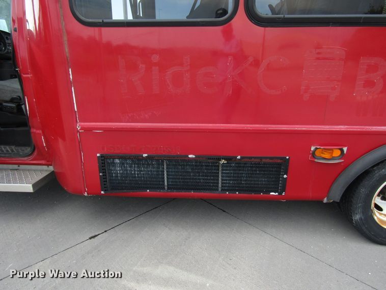 image for item DG8178 2008 Ford E450 shuttle bus