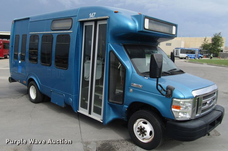image for item DG8179 2009 Ford E450 shuttle bus