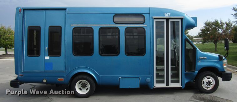 image for item DG8179 2009 Ford E450 shuttle bus