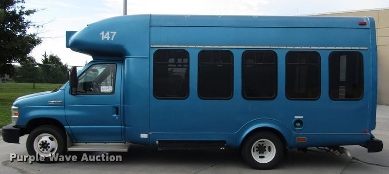 image for item DG8179 2009 Ford E450 shuttle bus