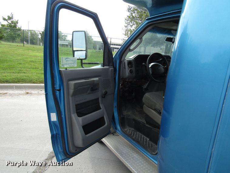 image for item DG8179 2009 Ford E450 shuttle bus