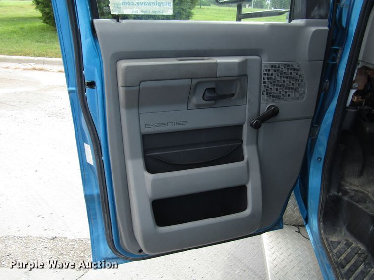 image for item DG8179 2009 Ford E450 shuttle bus