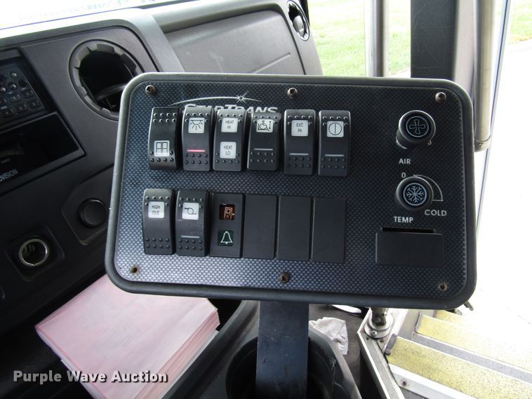 image for item DG8179 2009 Ford E450 shuttle bus