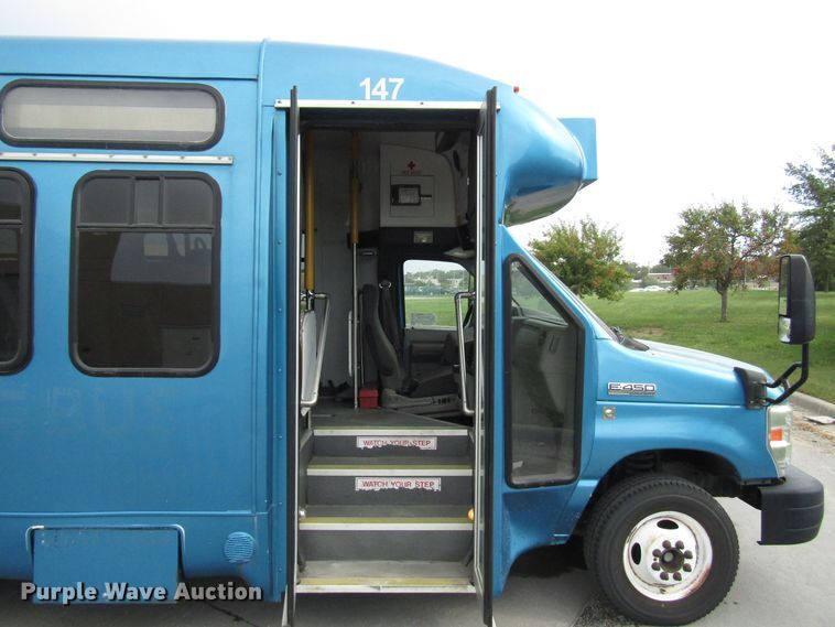 image for item DG8179 2009 Ford E450 shuttle bus