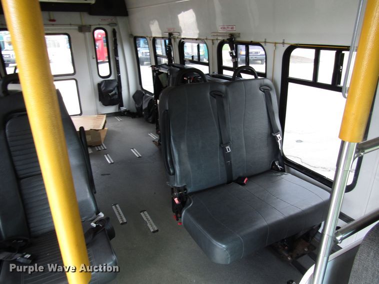 image for item DG8179 2009 Ford E450 shuttle bus