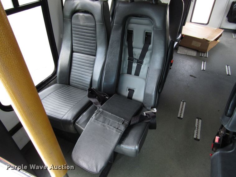 image for item DG8179 2009 Ford E450 shuttle bus