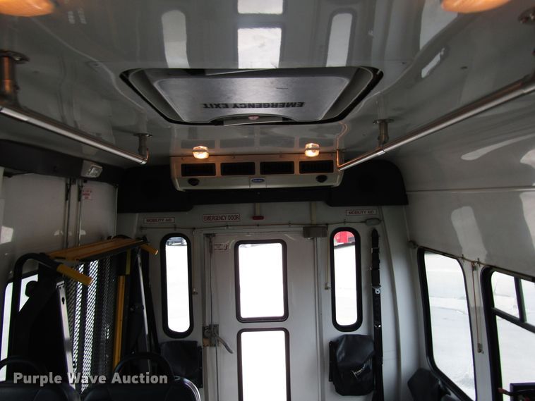 image for item DG8179 2009 Ford E450 shuttle bus