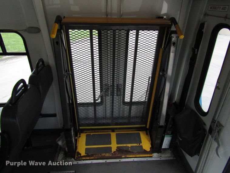 image for item DG8179 2009 Ford E450 shuttle bus