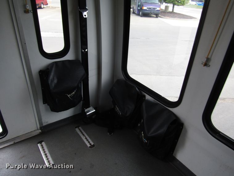 image for item DG8179 2009 Ford E450 shuttle bus