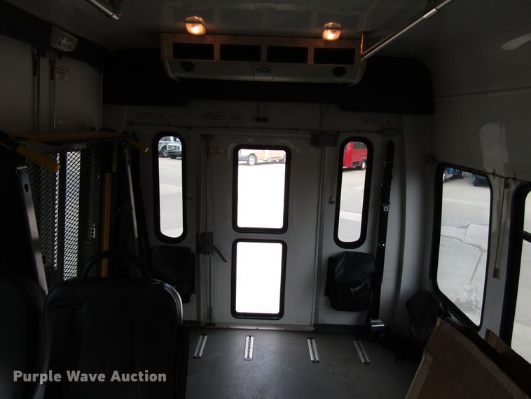 image for item DG8179 2009 Ford E450 shuttle bus