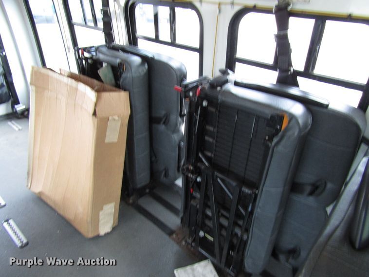 image for item DG8179 2009 Ford E450 shuttle bus