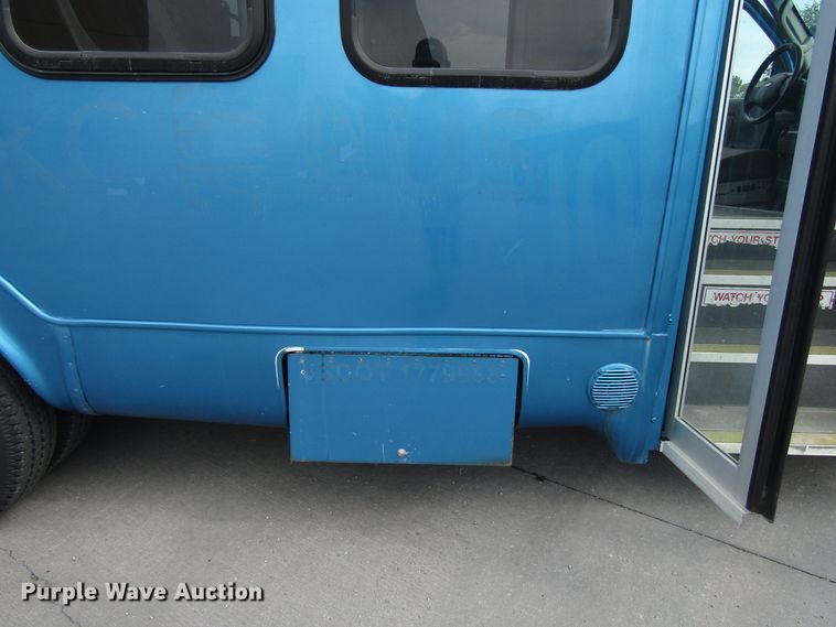 image for item DG8179 2009 Ford E450 shuttle bus