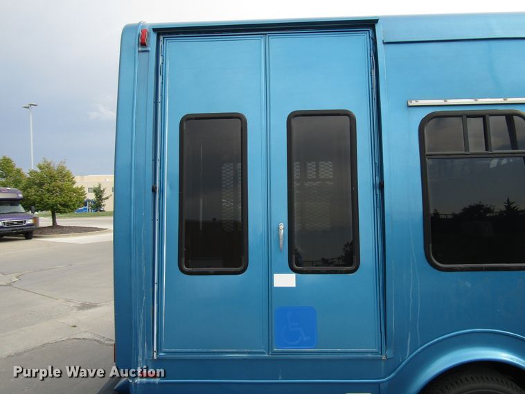 image for item DG8179 2009 Ford E450 shuttle bus