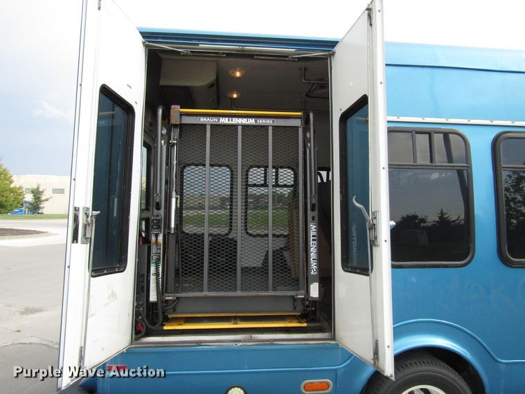 image for item DG8179 2009 Ford E450 shuttle bus