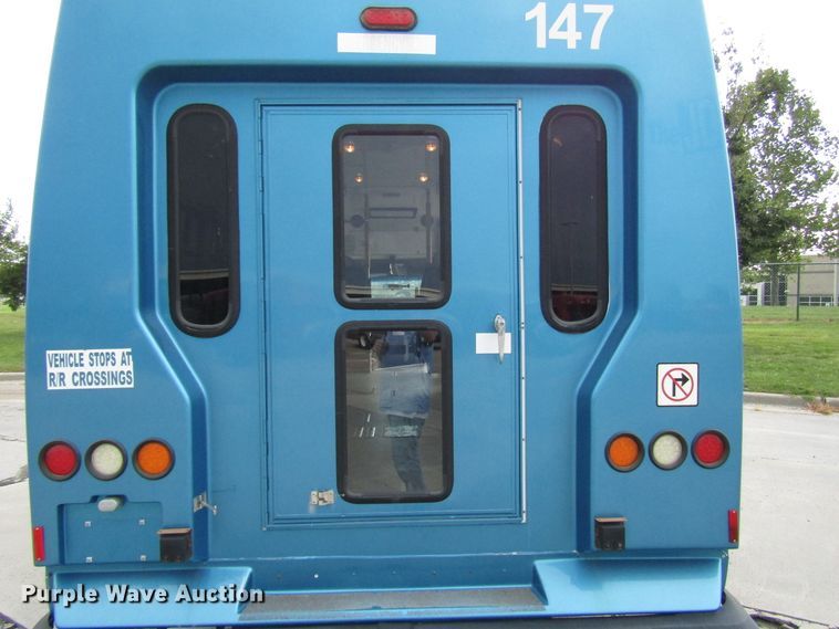 image for item DG8179 2009 Ford E450 shuttle bus