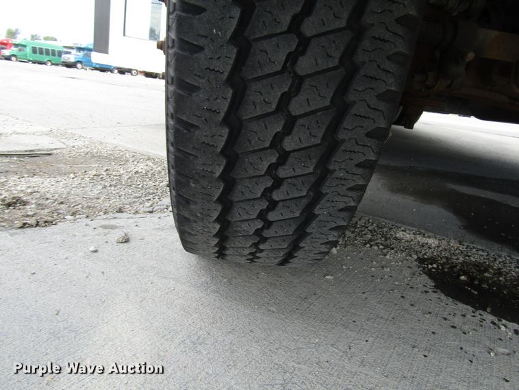 image for item DG8179 2009 Ford E450 shuttle bus