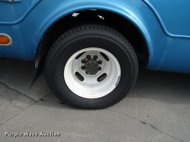 image for item DG8179 2009 Ford E450 shuttle bus