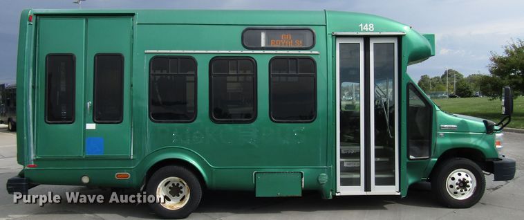 image for item DG8180 2009 Ford E450 shuttle bus