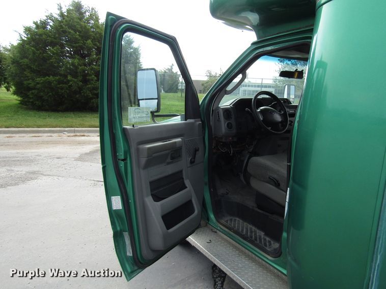 image for item DG8180 2009 Ford E450 shuttle bus