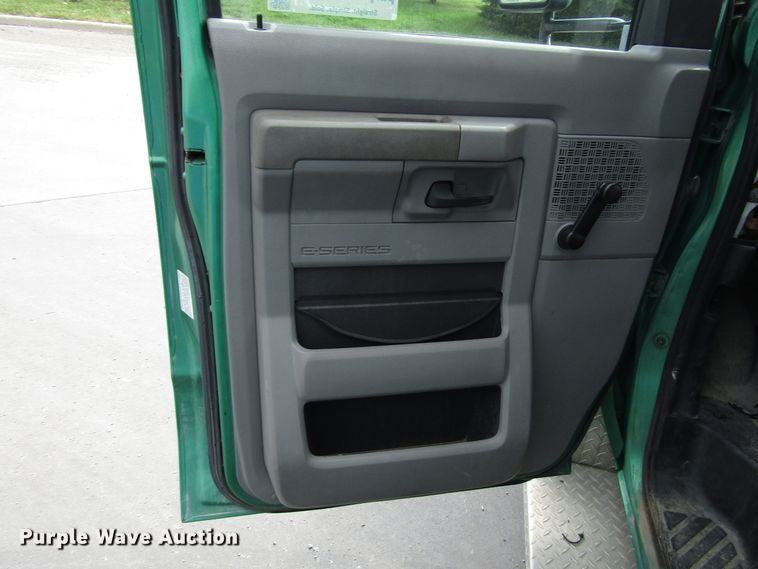 image for item DG8180 2009 Ford E450 shuttle bus