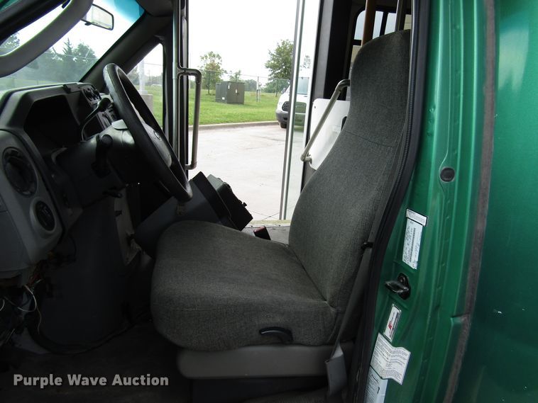 image for item DG8180 2009 Ford E450 shuttle bus