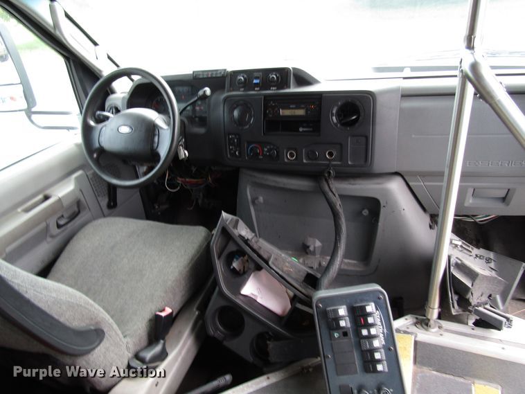 image for item DG8180 2009 Ford E450 shuttle bus