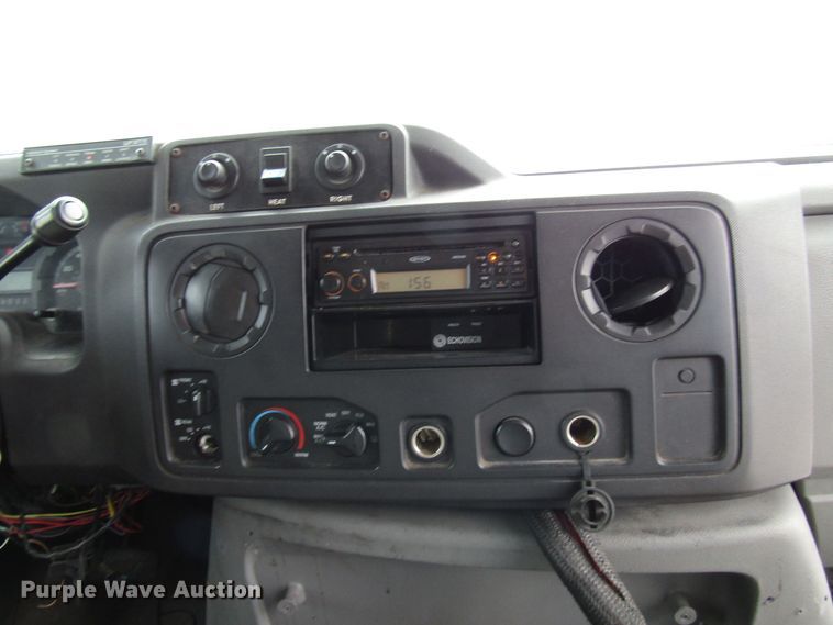 image for item DG8180 2009 Ford E450 shuttle bus