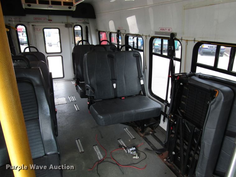 image for item DG8180 2009 Ford E450 shuttle bus