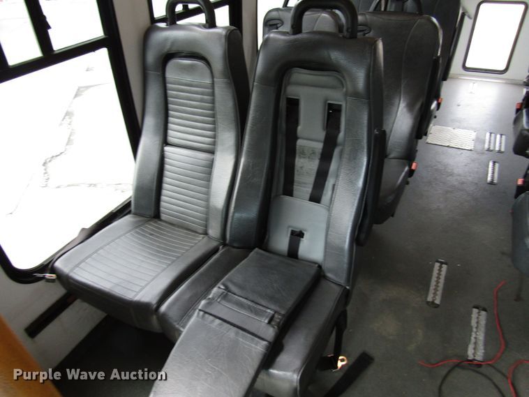 image for item DG8180 2009 Ford E450 shuttle bus