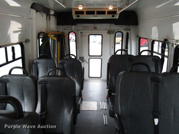 image for item DG8180 2009 Ford E450 shuttle bus