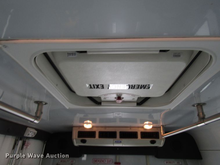 image for item DG8180 2009 Ford E450 shuttle bus