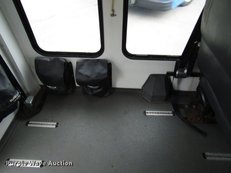 image for item DG8180 2009 Ford E450 shuttle bus