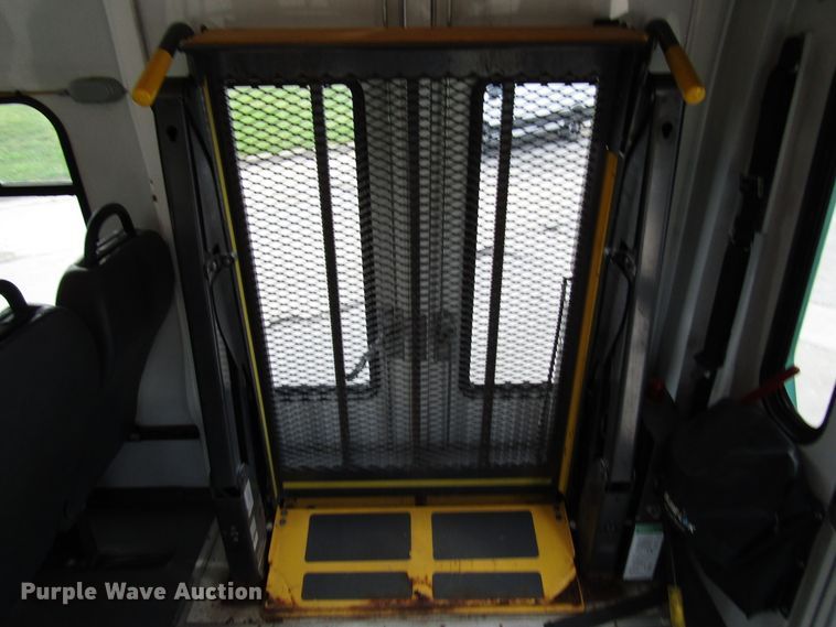 image for item DG8180 2009 Ford E450 shuttle bus