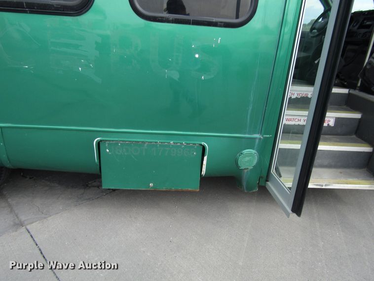 image for item DG8180 2009 Ford E450 shuttle bus