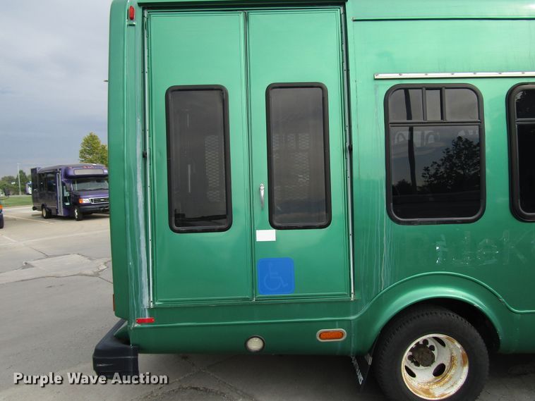 image for item DG8180 2009 Ford E450 shuttle bus