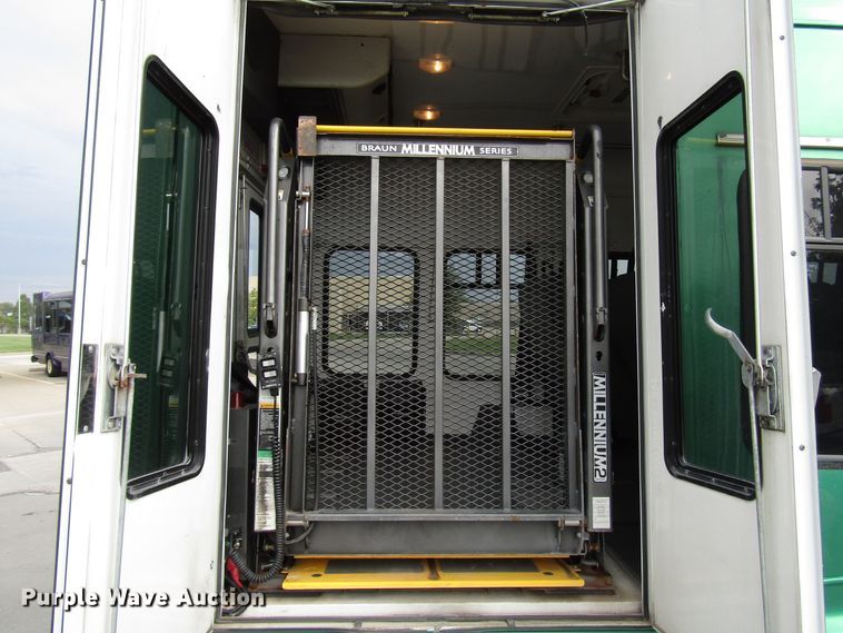 image for item DG8180 2009 Ford E450 shuttle bus