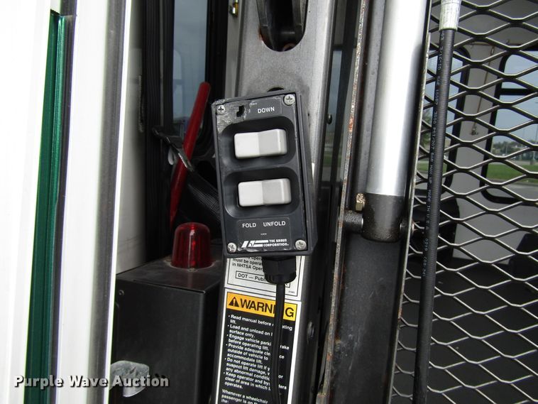 image for item DG8180 2009 Ford E450 shuttle bus