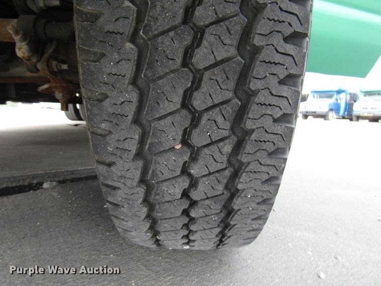 image for item DG8180 2009 Ford E450 shuttle bus