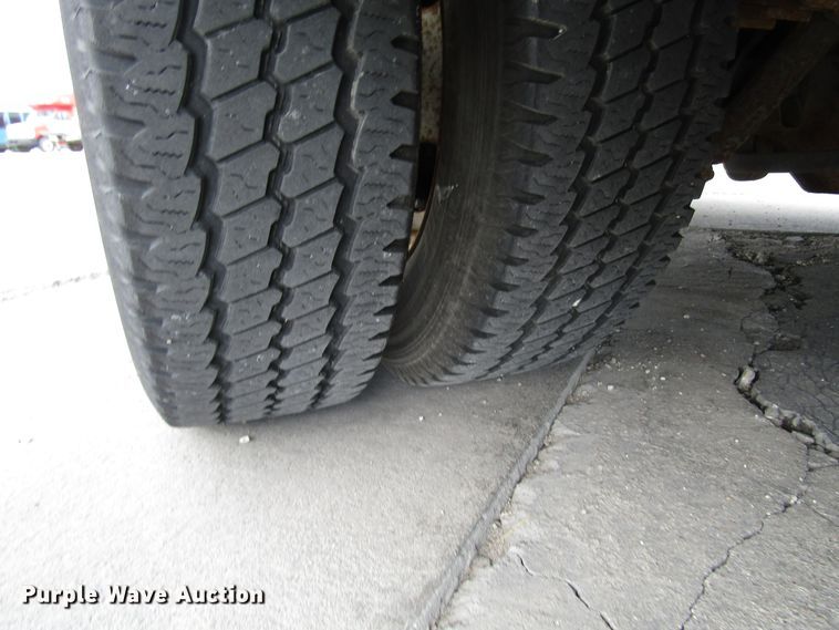 image for item DG8180 2009 Ford E450 shuttle bus