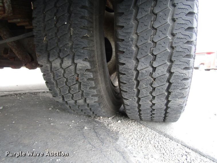 image for item DG8180 2009 Ford E450 shuttle bus