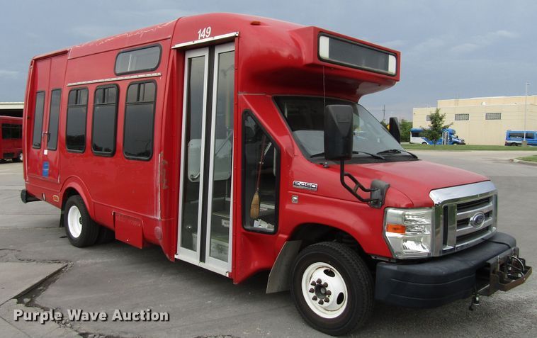 image for item DG8181 2009 Ford E450 shuttle bus