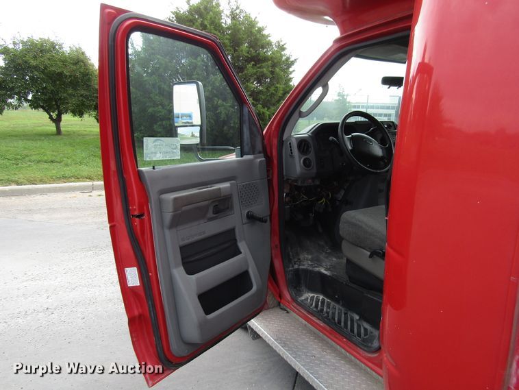 image for item DG8181 2009 Ford E450 shuttle bus