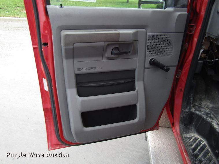 image for item DG8181 2009 Ford E450 shuttle bus