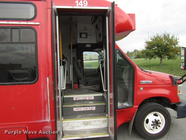 image for item DG8181 2009 Ford E450 shuttle bus